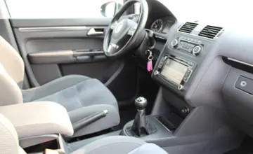 Volkswagen Touran 2010 года за 28 990 BYN в Минск