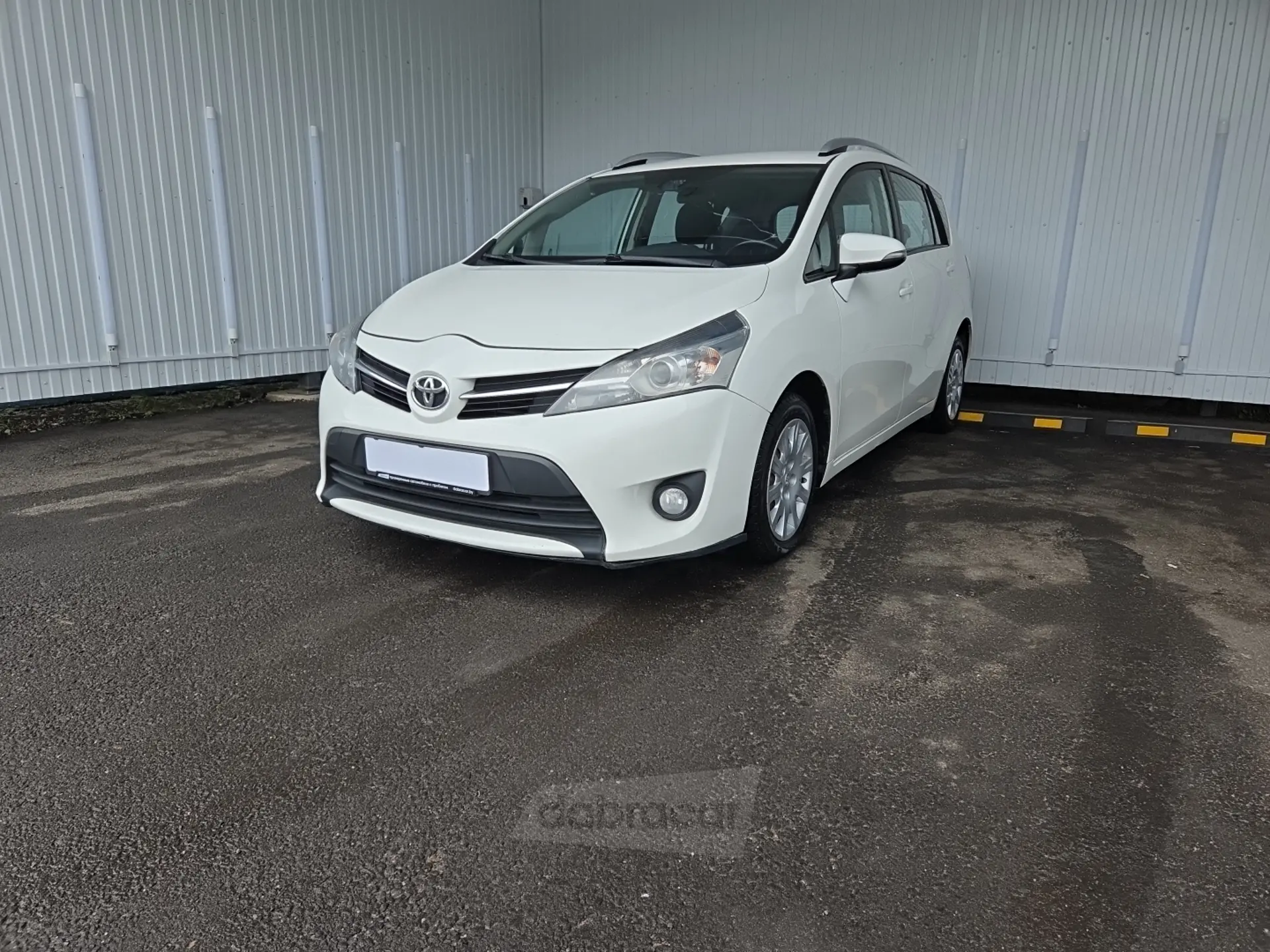 Автомобиль Toyota Verso (2016)